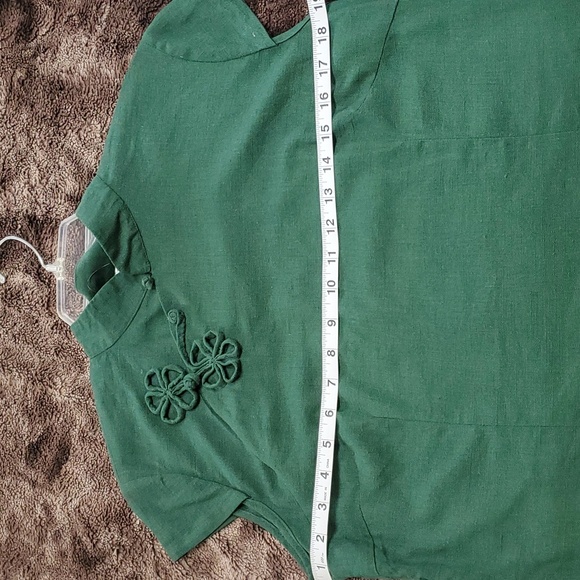 Blouse with knot closures. - Picture 10 of 11